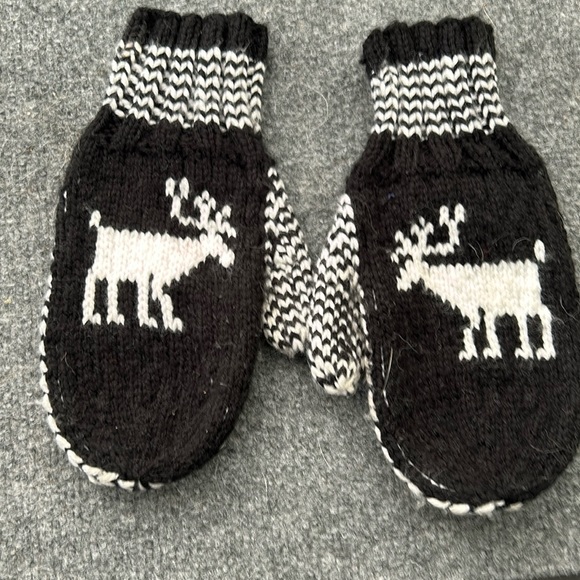 Caribou Mittens; wool - Picture 1 of 3